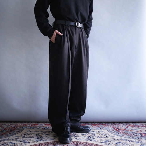 2-tuck tapered silhouette black wide slacks