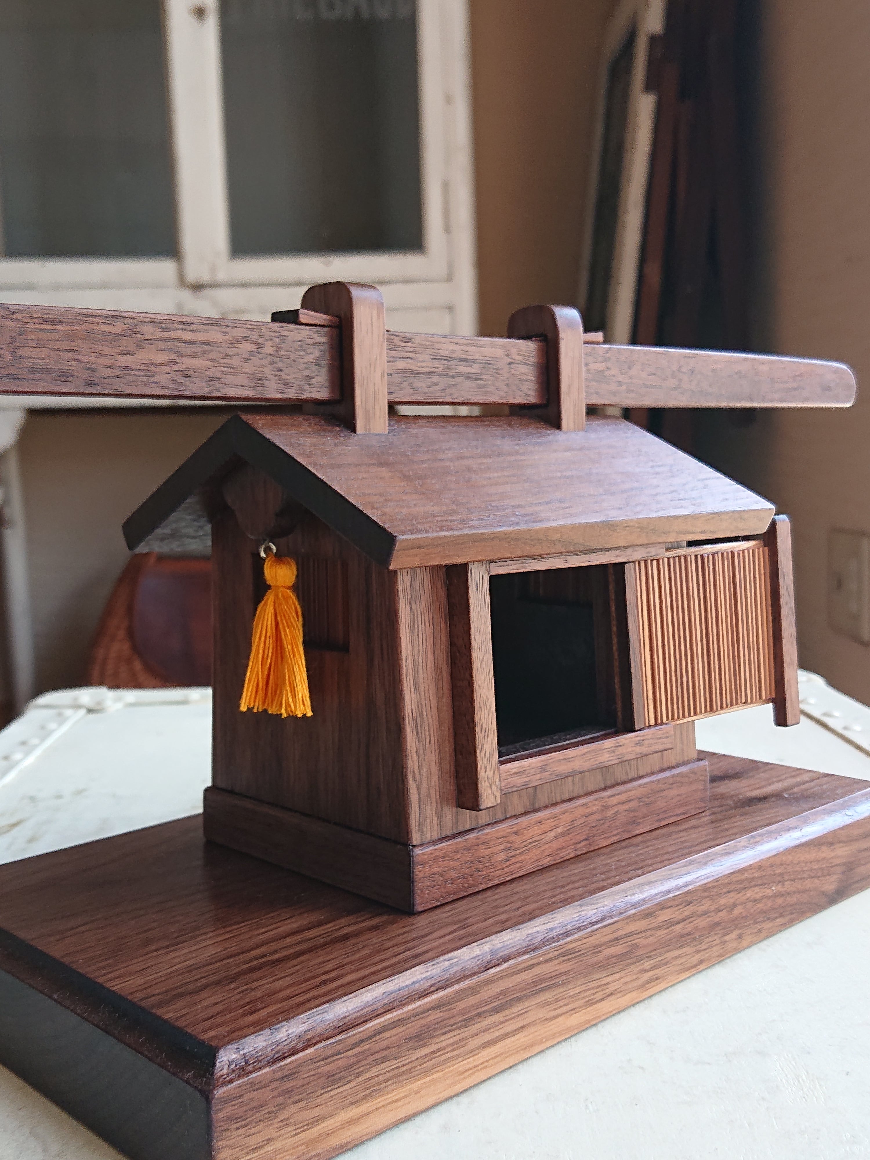 樹脂製 籠屋人形置物 かごや 彫刻 篭屋 骨董品 レトロ インテリア 行商人 駕籠(長柄) | 手づくり工房 うらぼたん