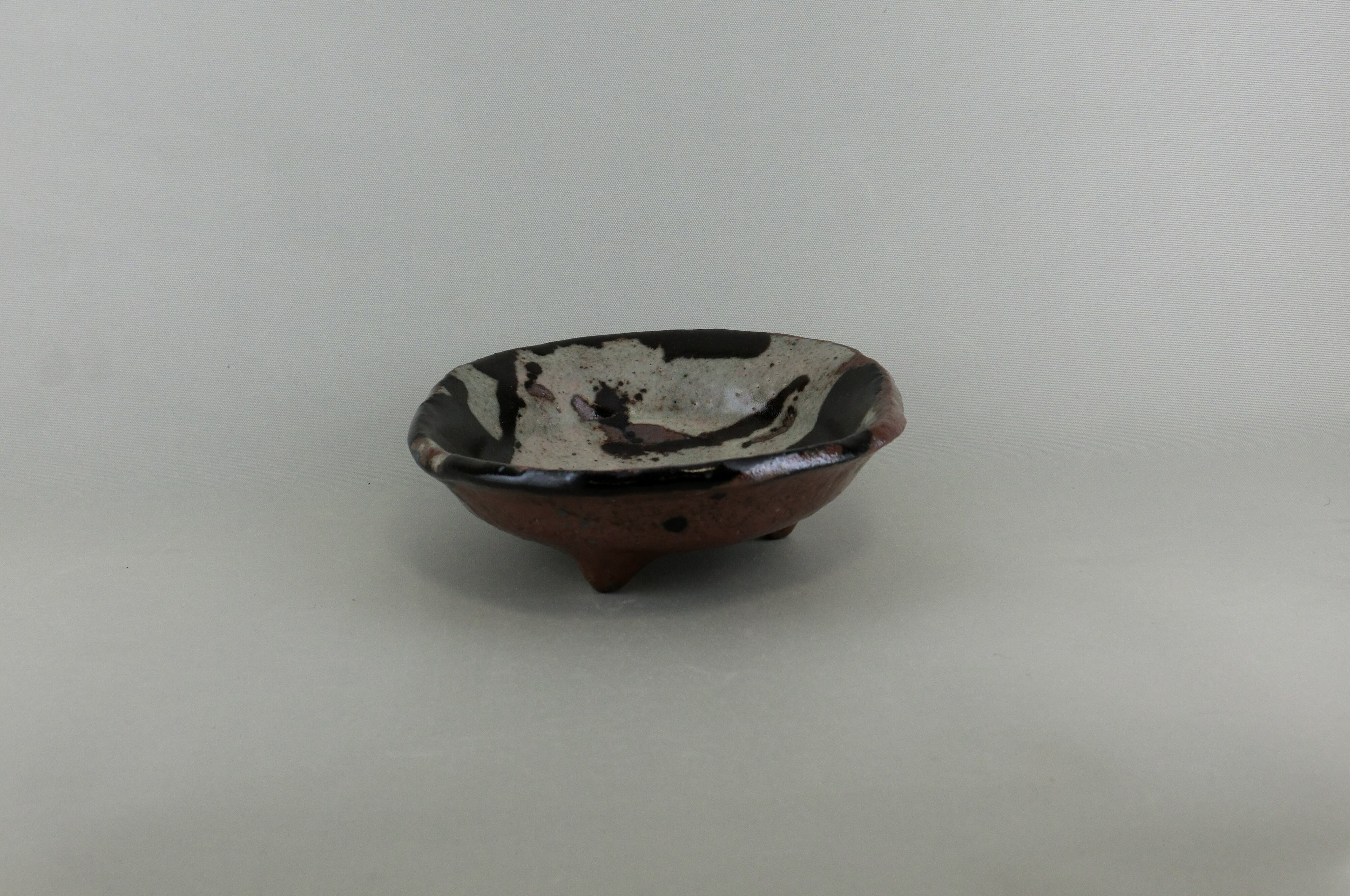 黒織部三つ足　楕円小鉢