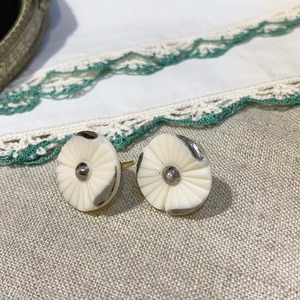 チェコ ガラスボタンのピアス　花・白