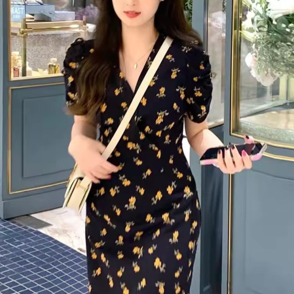 花柄Vネックワンピース