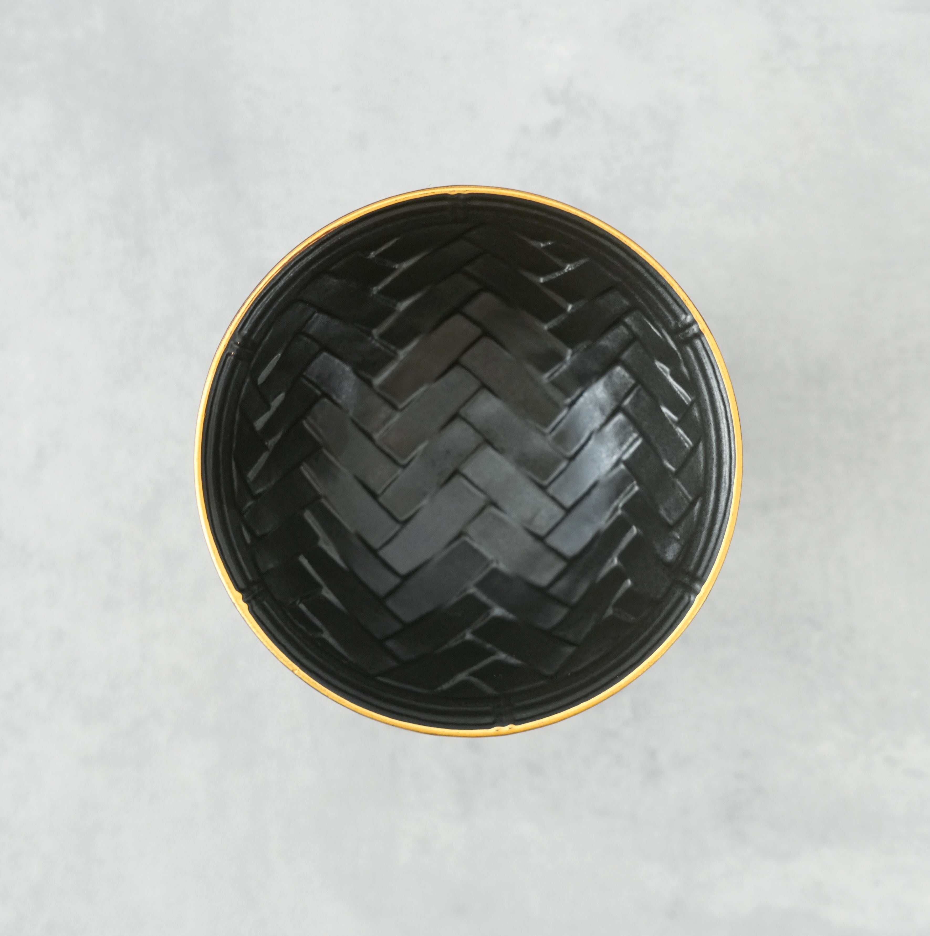 黒縁金 かご彫り高台小鉢 | 有田焼窯元 貝山窯