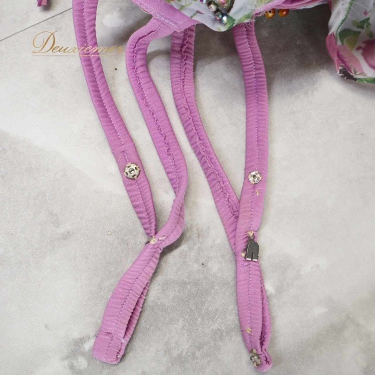 ベリーダンス オリエンタル 衣装 上下セット ピンク系 トップス スカート アーム アーム飾り 紫 緑 花柄 鮮やか かわいい ダンス衣装 ラインストーン ビーズ 豪華 装飾 ステージ イベント 華やか パープル系 グリーン系