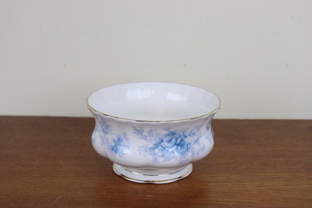 ロイヤルアルバート　ウィンザーローズ　シュガーボウル　青　バラ　ヴィンテージ　イギリス　L42