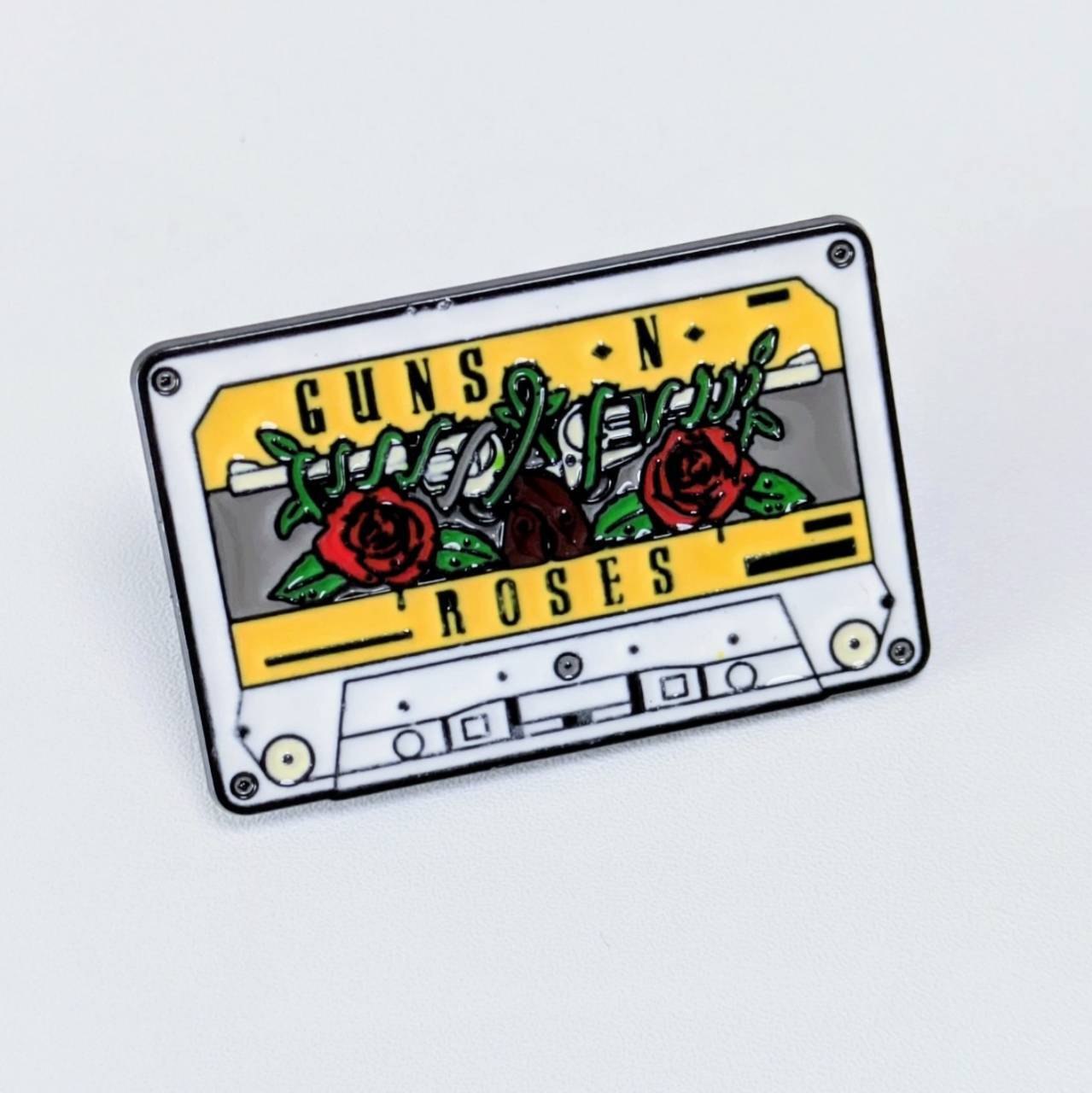 再入荷！送料無料！ ★ピンズ PINS★ピンバッジ 【 Guns N' Roses / GN'R ( ガンズアンドローゼズ  ) 】 カセットテープ〚アメリカン雑貨 アメトイ〛