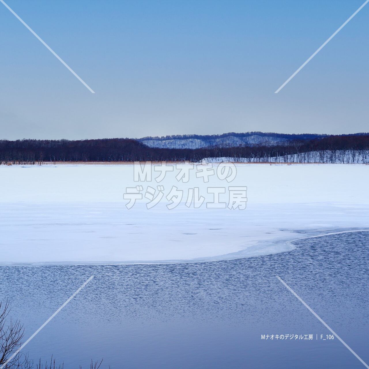冬のシラルトロ湖の水面 標茶町　Lake Shirarutoro in winter Shibecha Town