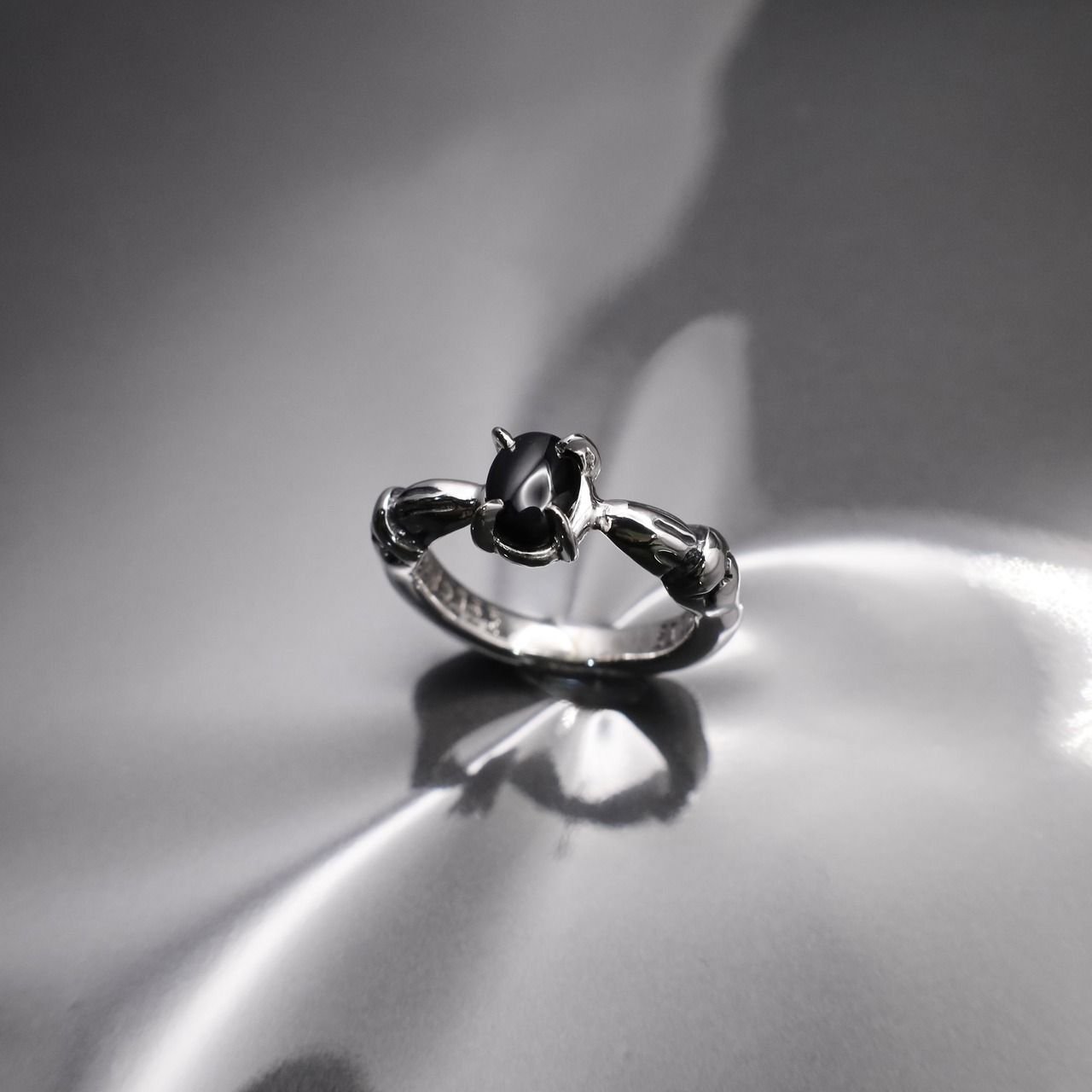 TWIN CLAW RING with ONIX / ツインクロウリング・オニキス