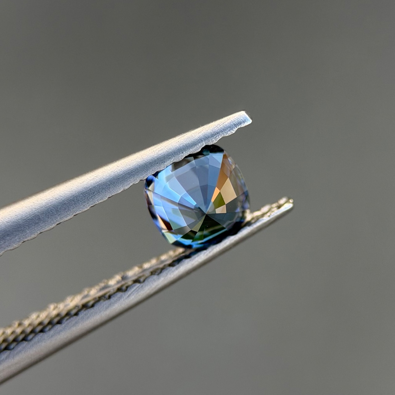カラーチェンジジルコン 4.6x4.5mm, 0.64ct, ミャンマー産