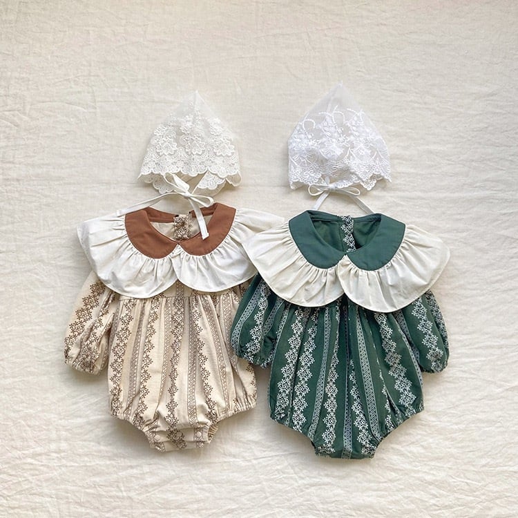 ,花刺繍が映えるフリル襟クラシカルベビーロンパース