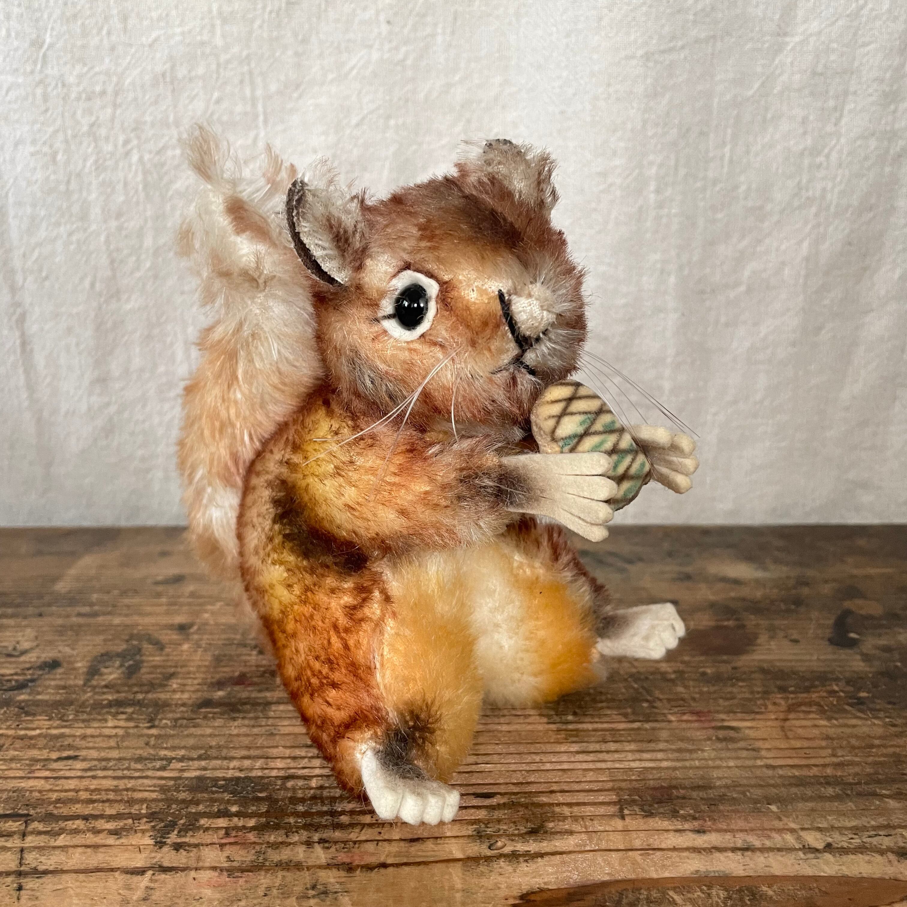シュタイフの木の実を持ったリス | tsuitachi craft&brocante