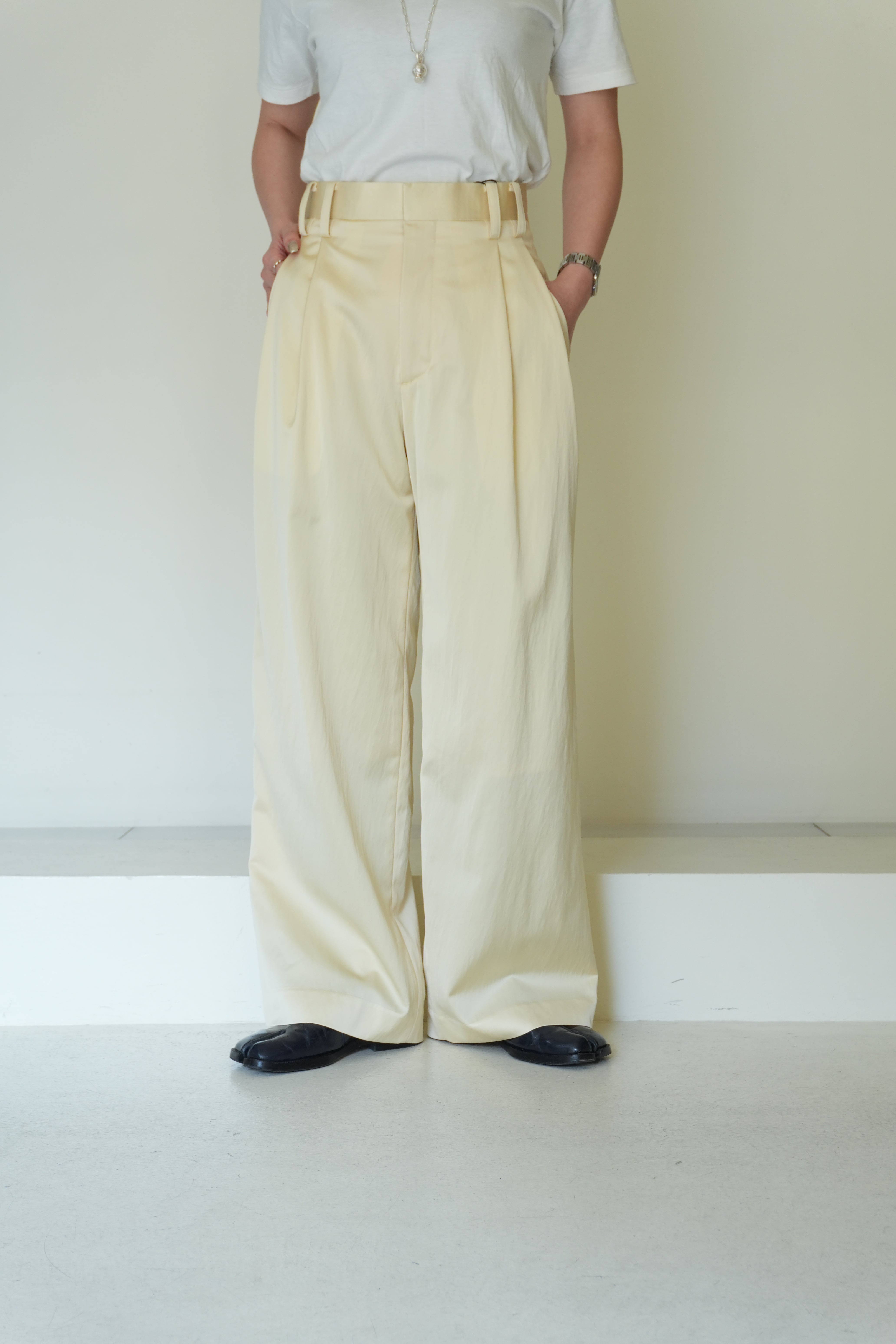 【 BELPER 】TUCKED SATIN TROUSERS