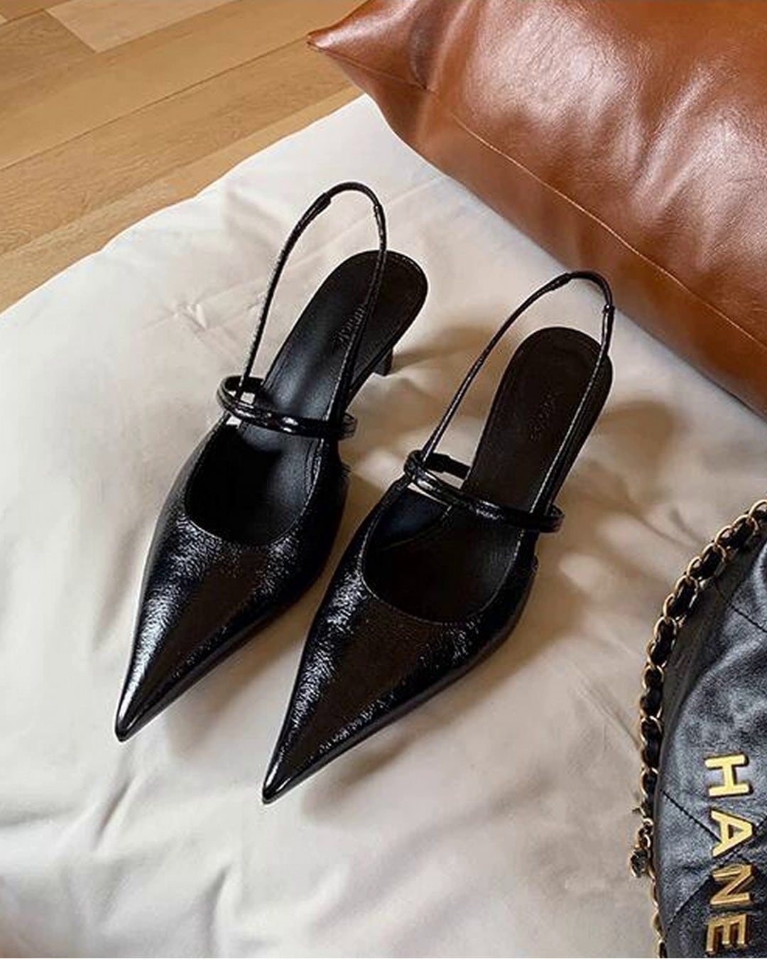 ポインテッドトゥバックストラップシューズ G25021