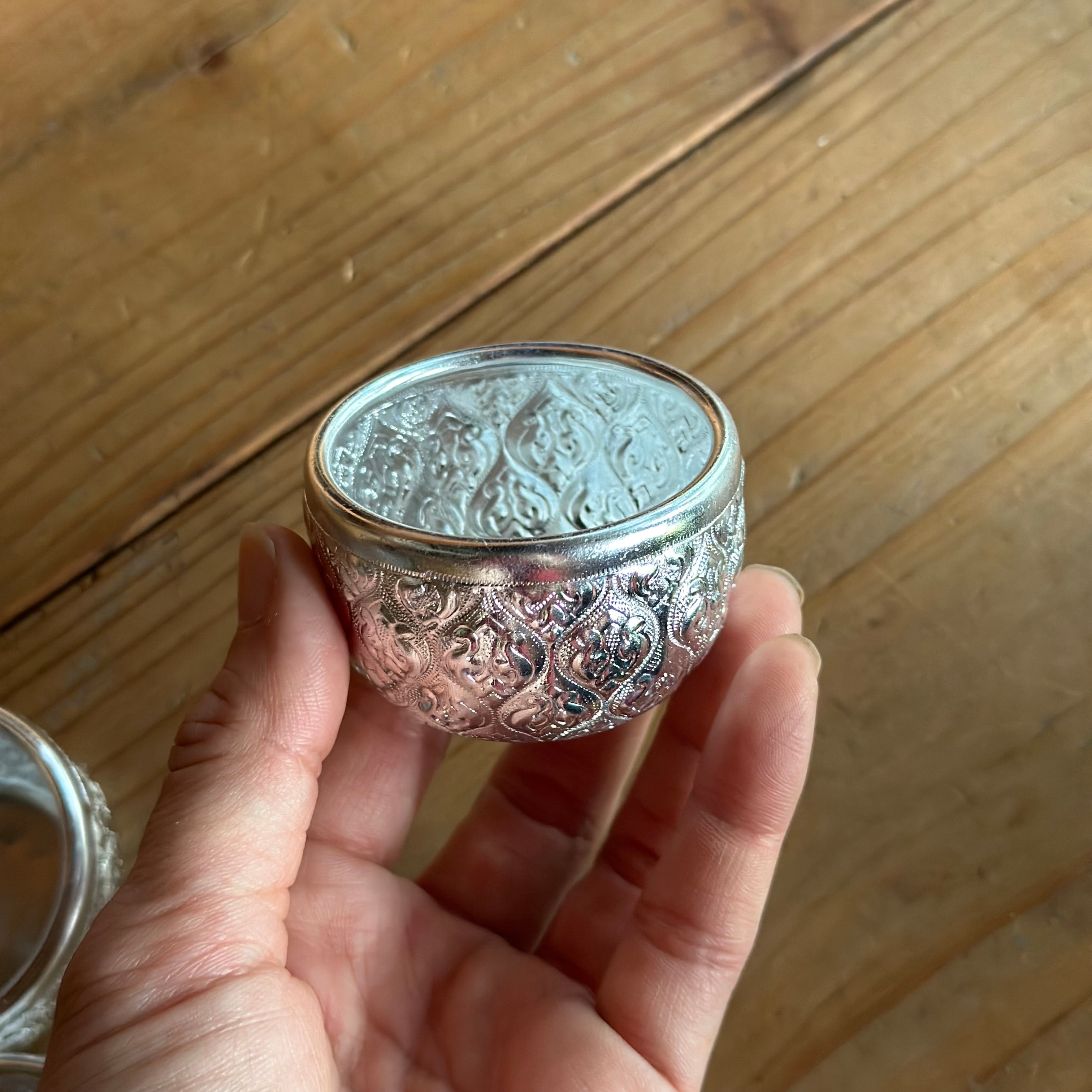 ネズミの装飾付き金属製ボウル ネズミの装飾付き金属製ボウル