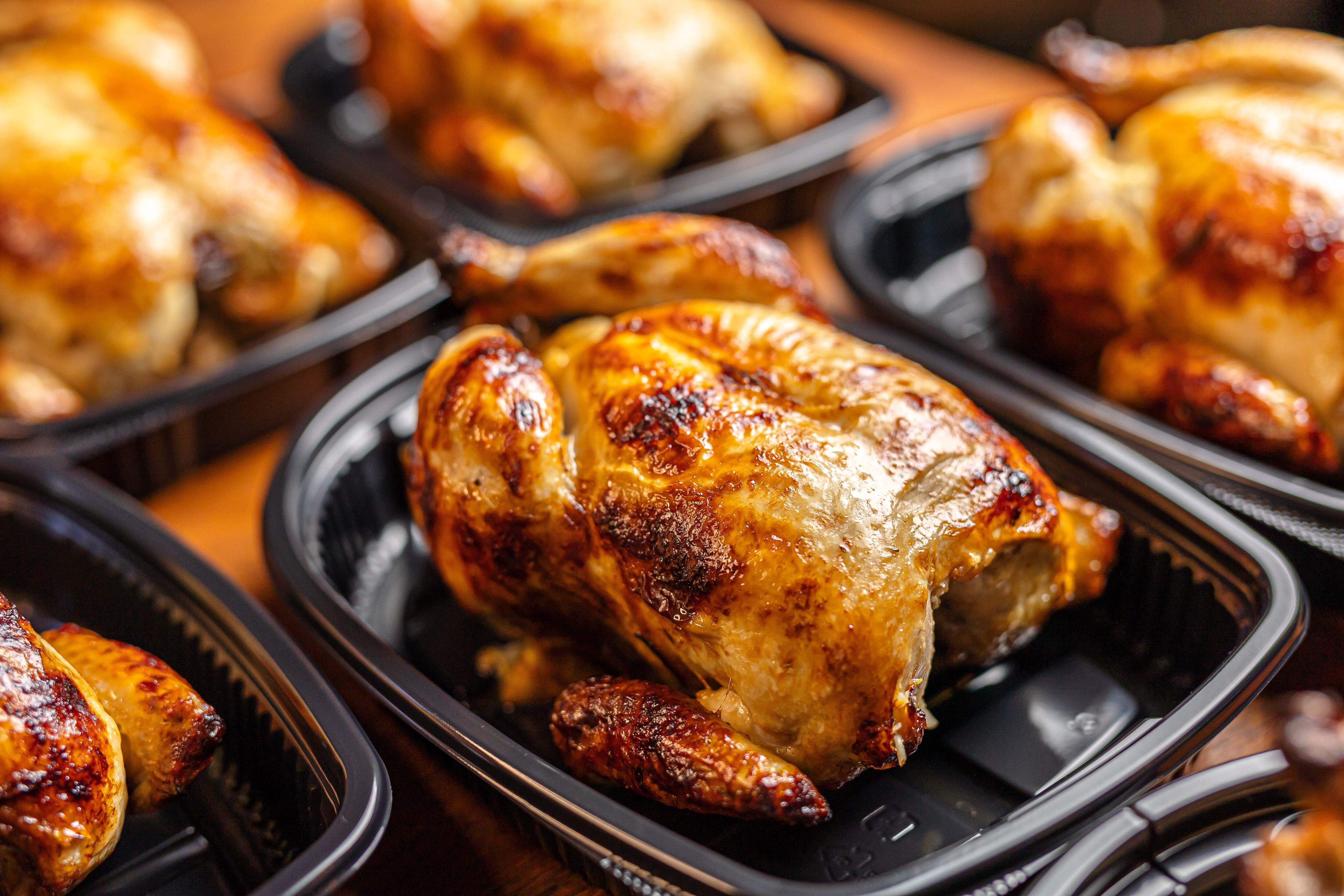 専用オーブンでじっくり焼き上げた厳選国産若鶏のロティサリーチキン