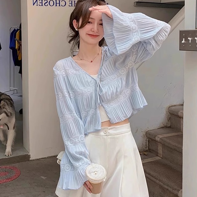 【送料無料】 カーディガン 2色 日焼け防止 UV サマーカーディガン ガウン 冷房対策 アウター 羽織り ショート クロップド丈 長袖 フレア袖 フレアスリーブ Vネック フレア Aライン リボン 透け感 ホワイト ブルー ニュアンスカラー 薄手生地 かわいい 大人可愛い 綺麗 シンプル カジュアル 大人 上品 おしゃれ お洒落 大人女子 こなれ感 コンサバ 定番アイテム 体型カバー フェミニン ガーリー 花柄 夏 女性 レディース 20代 30代 40代 デート お出かけ 女子会 お呼ばれ お茶会