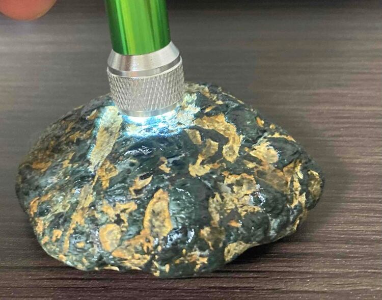 珍石！金の模様をまとった黒緑色の翡翠軟玉原石 ― 深い緑と自然の歳月