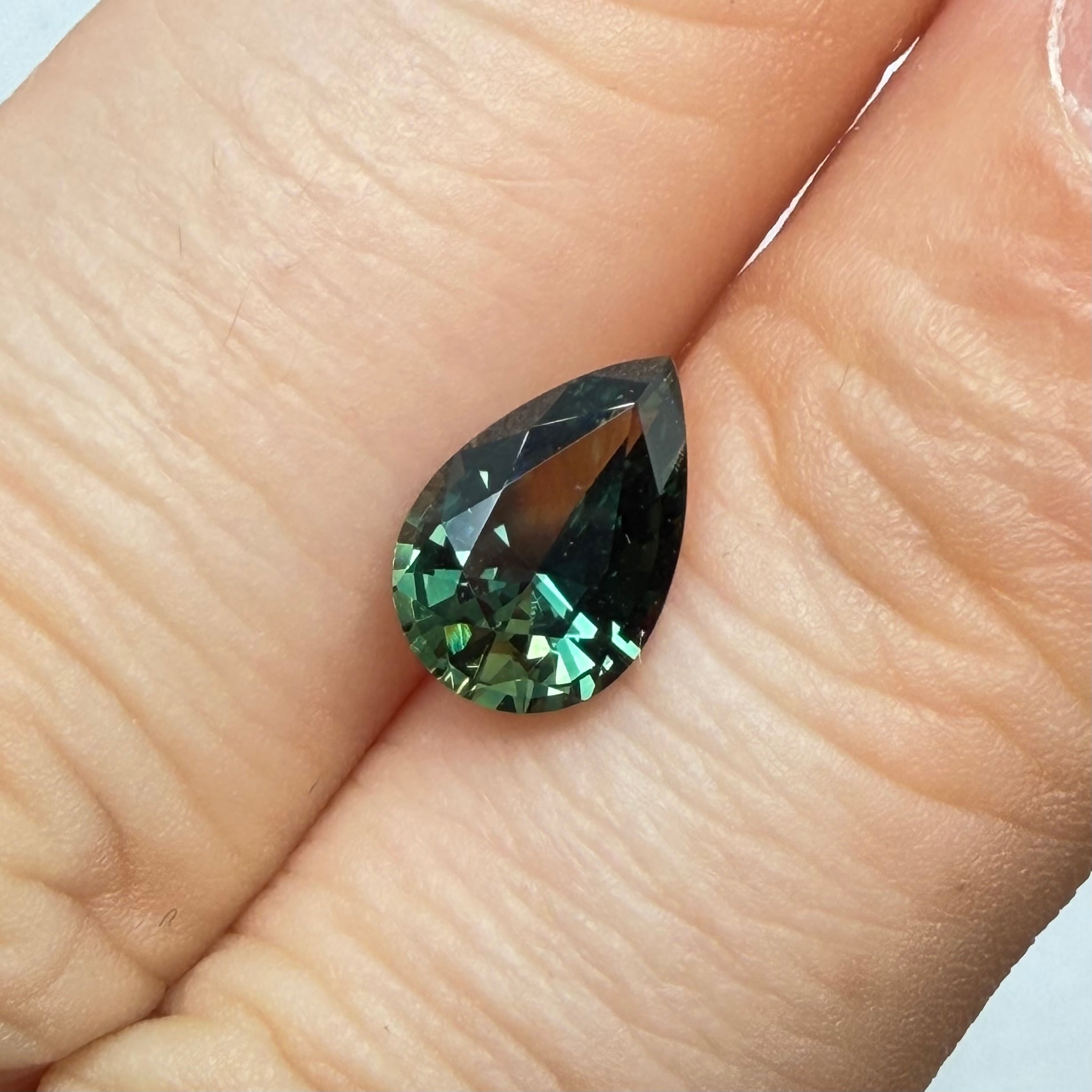 様々な色が見えるティールサファイア