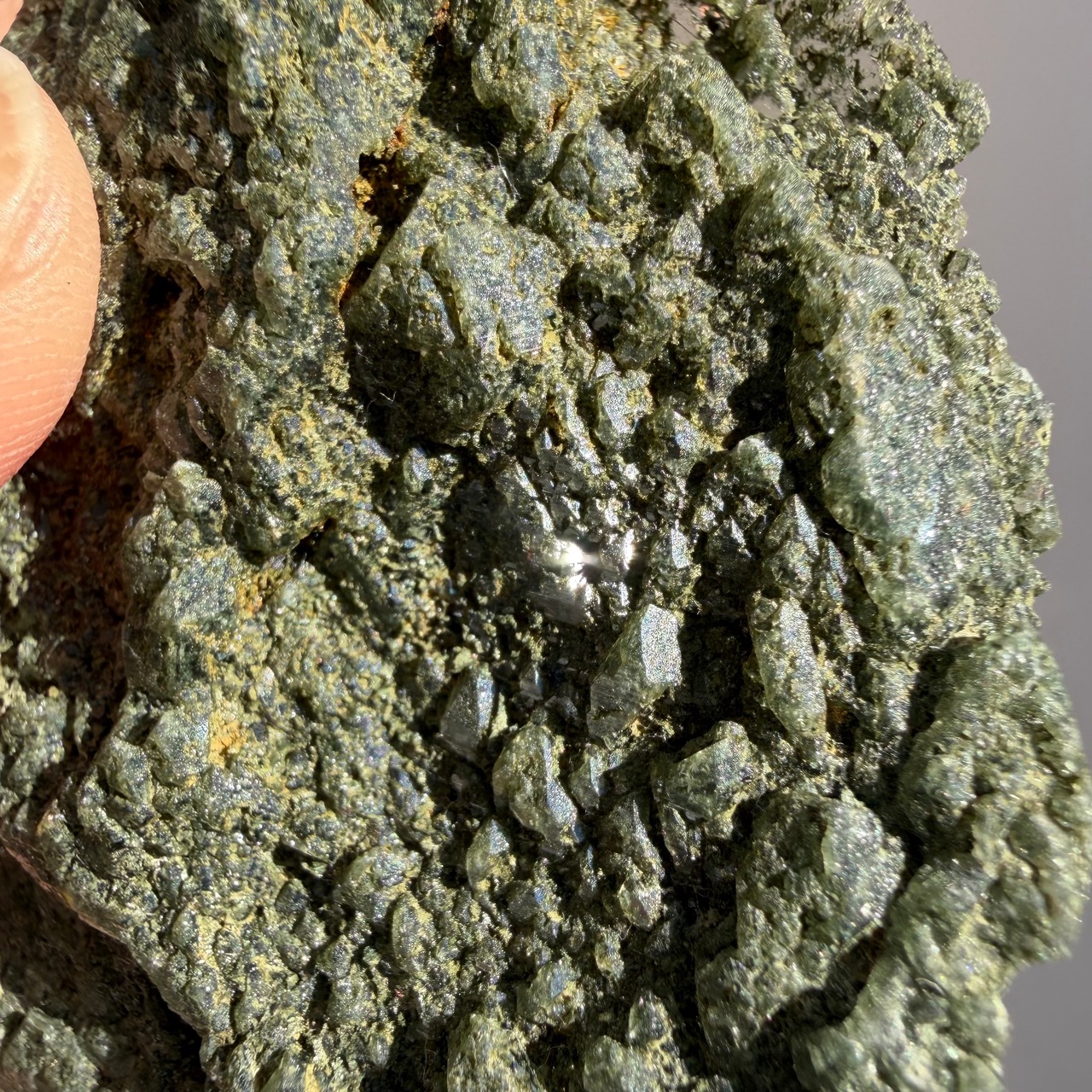 マニハール水晶  251206 原石 ヒマラヤ産 クローライト（緑泥）付き 高透明度 レインボー入り