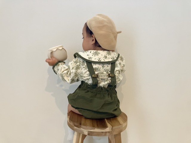 【取寄】着回しも楽しめる丸襟花柄ブラウスとサスペンダーブルマセット