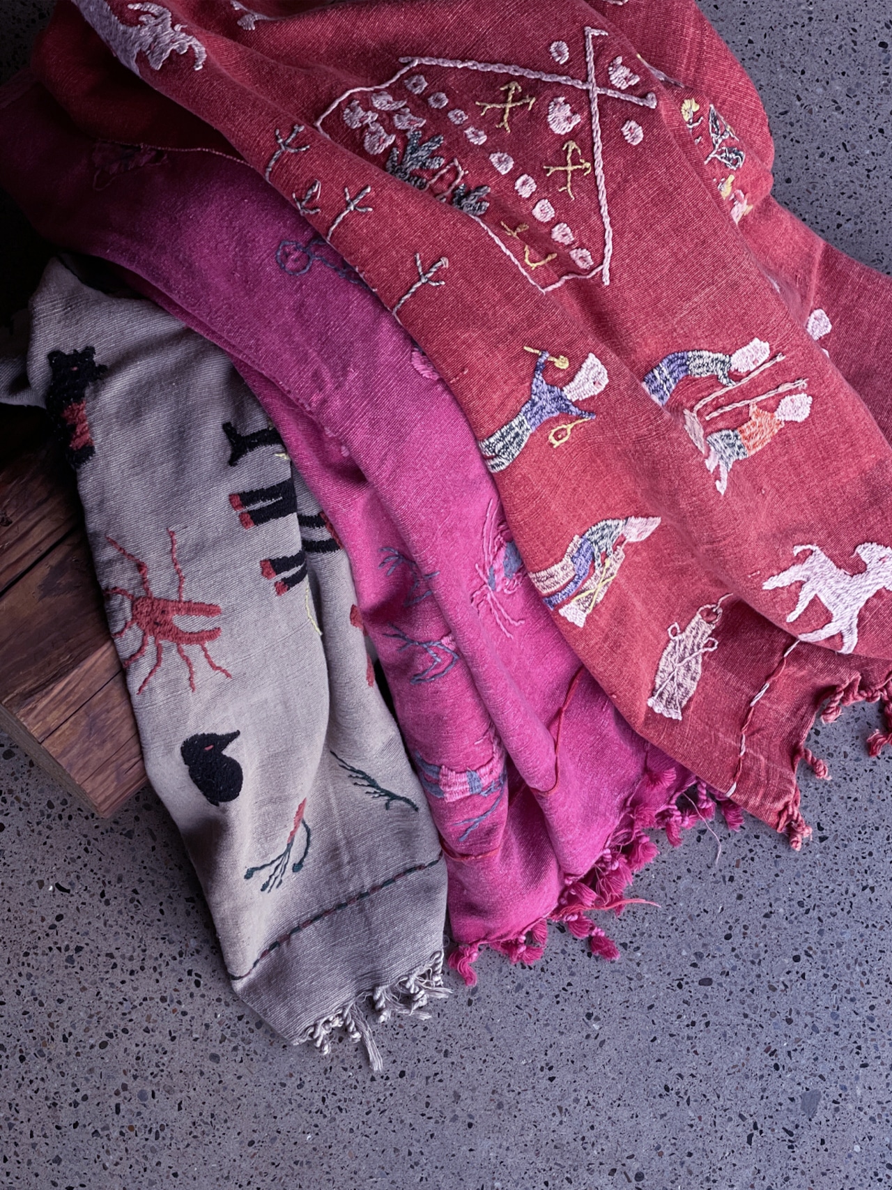 Naga tribe／Stonewashed embroidery rug（Red）