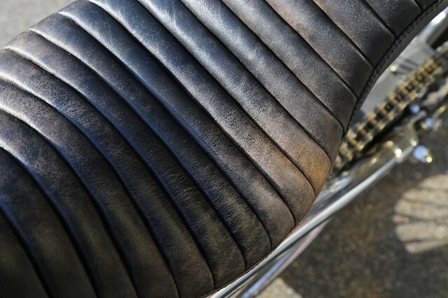 クラックレザー : 60sクラシック コブラシート［タック&ロール］　(CCC02)