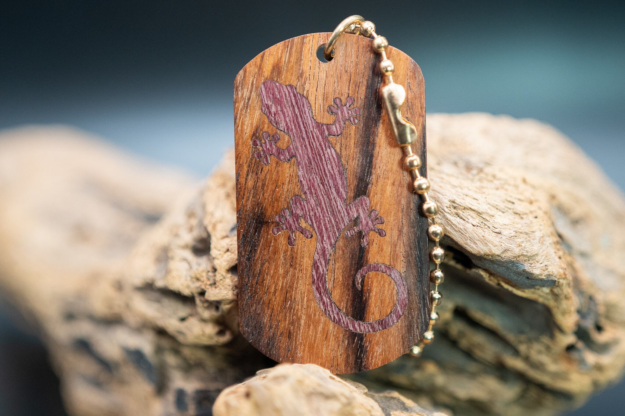 【王室御用達 】キングウッド ドッグタグ 象嵌 木登りトカゲ