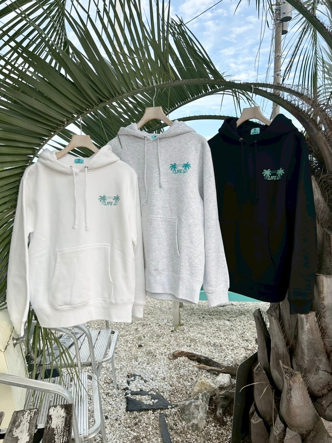 LIFE is × TAMOコラボ ワンカラー フーディー ￥9,000(￥9,900)