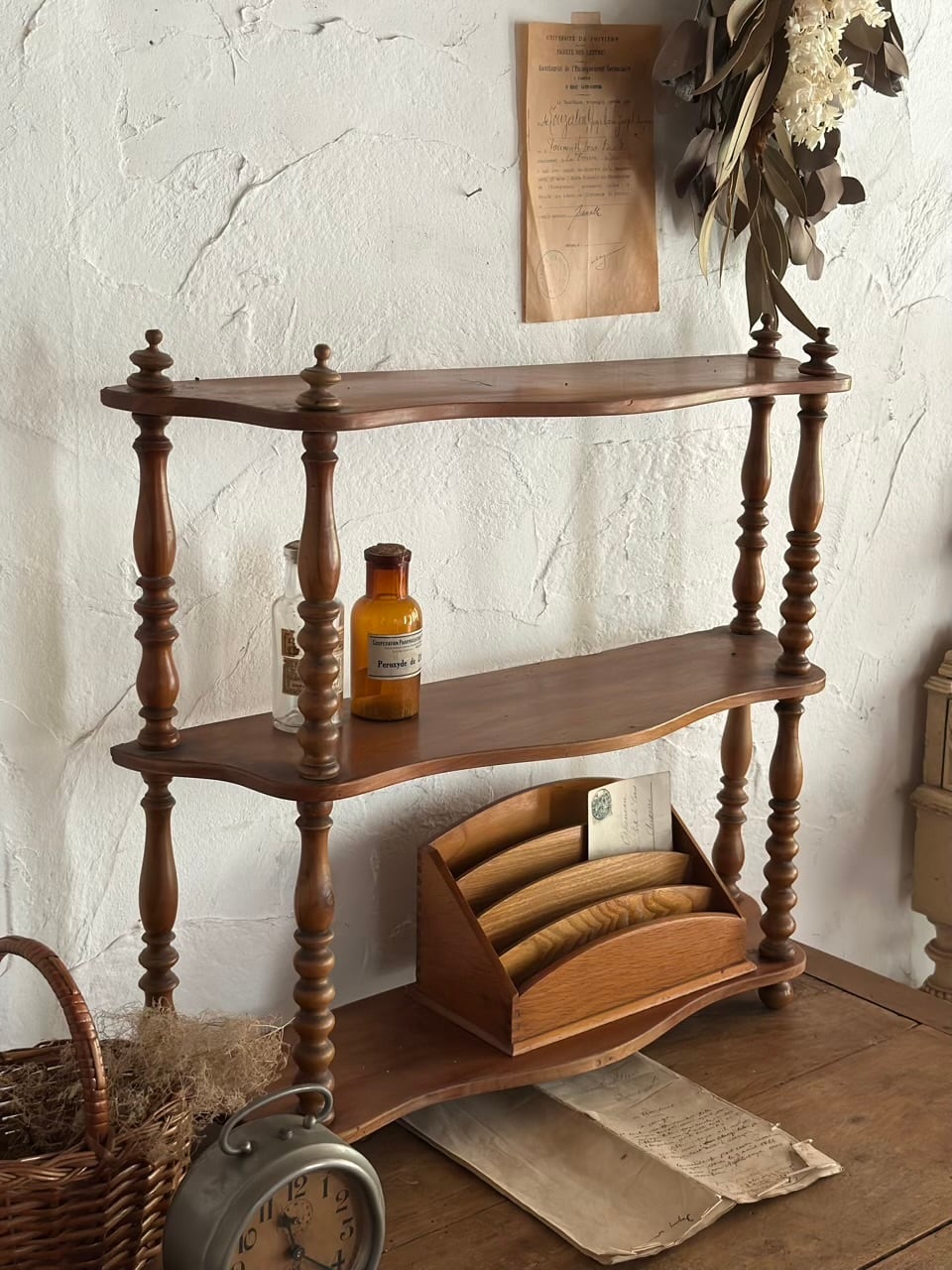 【美品】フランスアンティーク 1900年代 木製3段装飾エタジュール[3689] 木製三段オープンシェルフ 卓上棚 | Brocante de La Cocotte