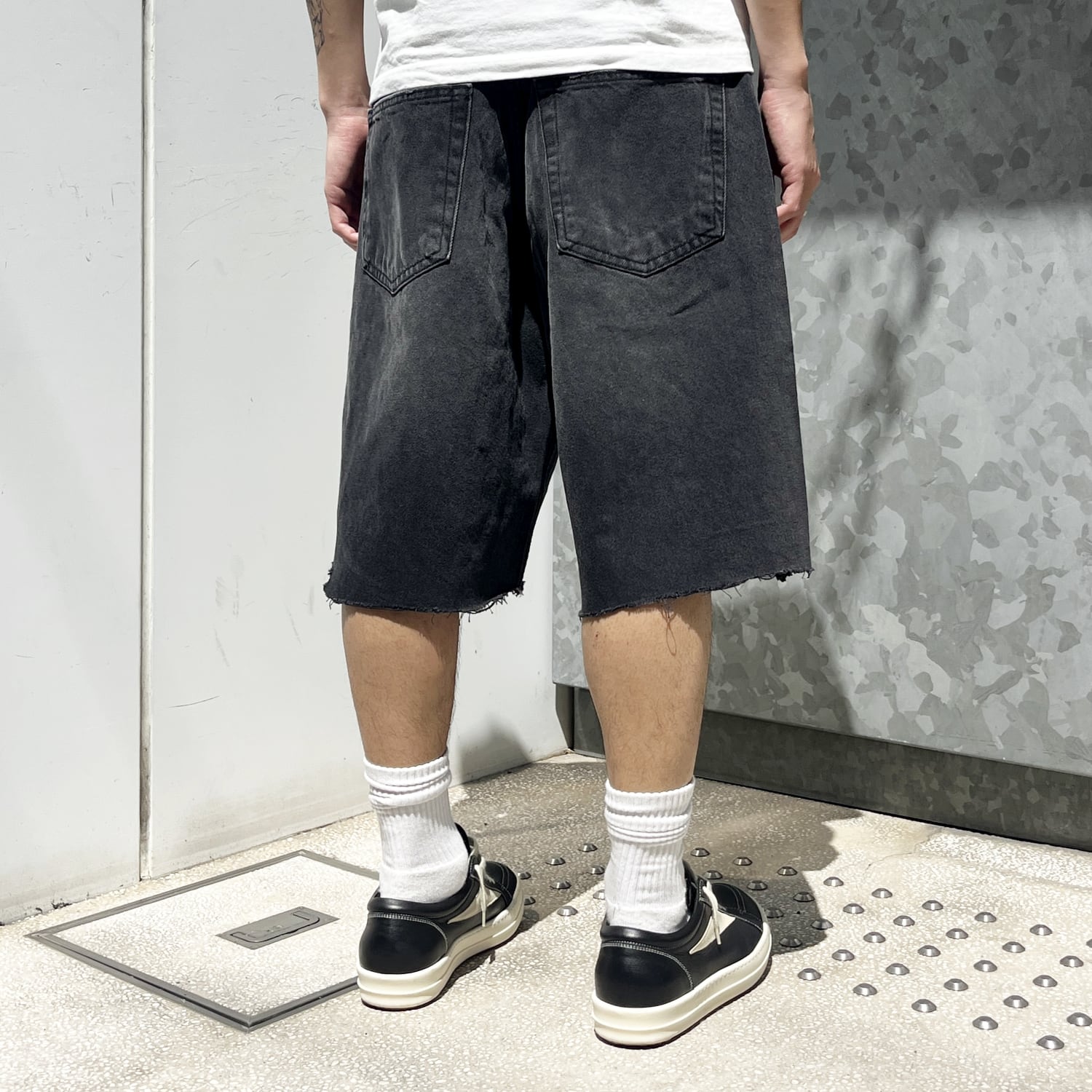 ASKYURSELF / CROSS PIN BAGGY JEANS SHORTS | HOLICK