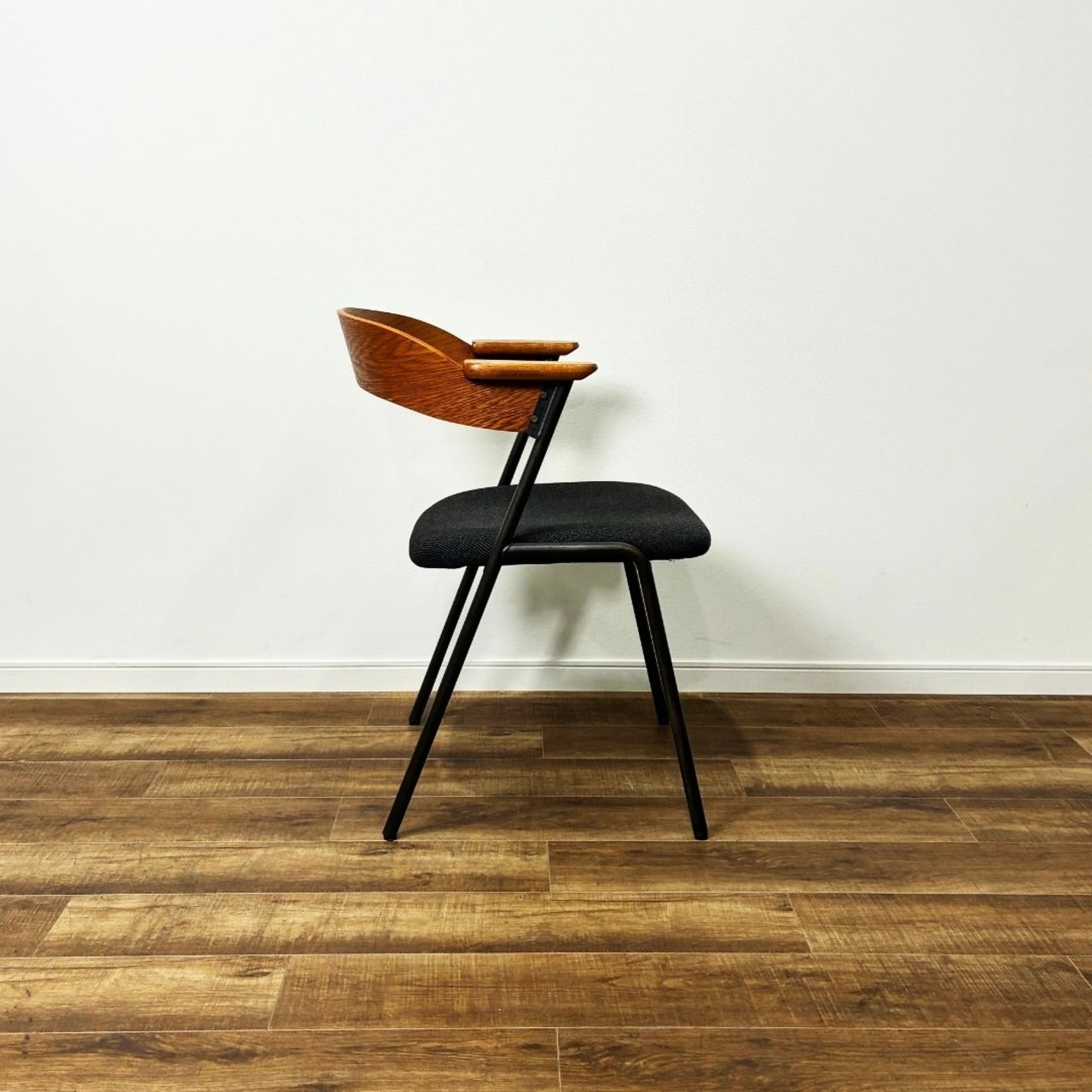 a.depeche danis short arm chair BR アデペシュ ダニス ショートアームチェア ブラウンアーム × チャコールモッシュブラック ダイニングチェア【中古】【200サイズ】