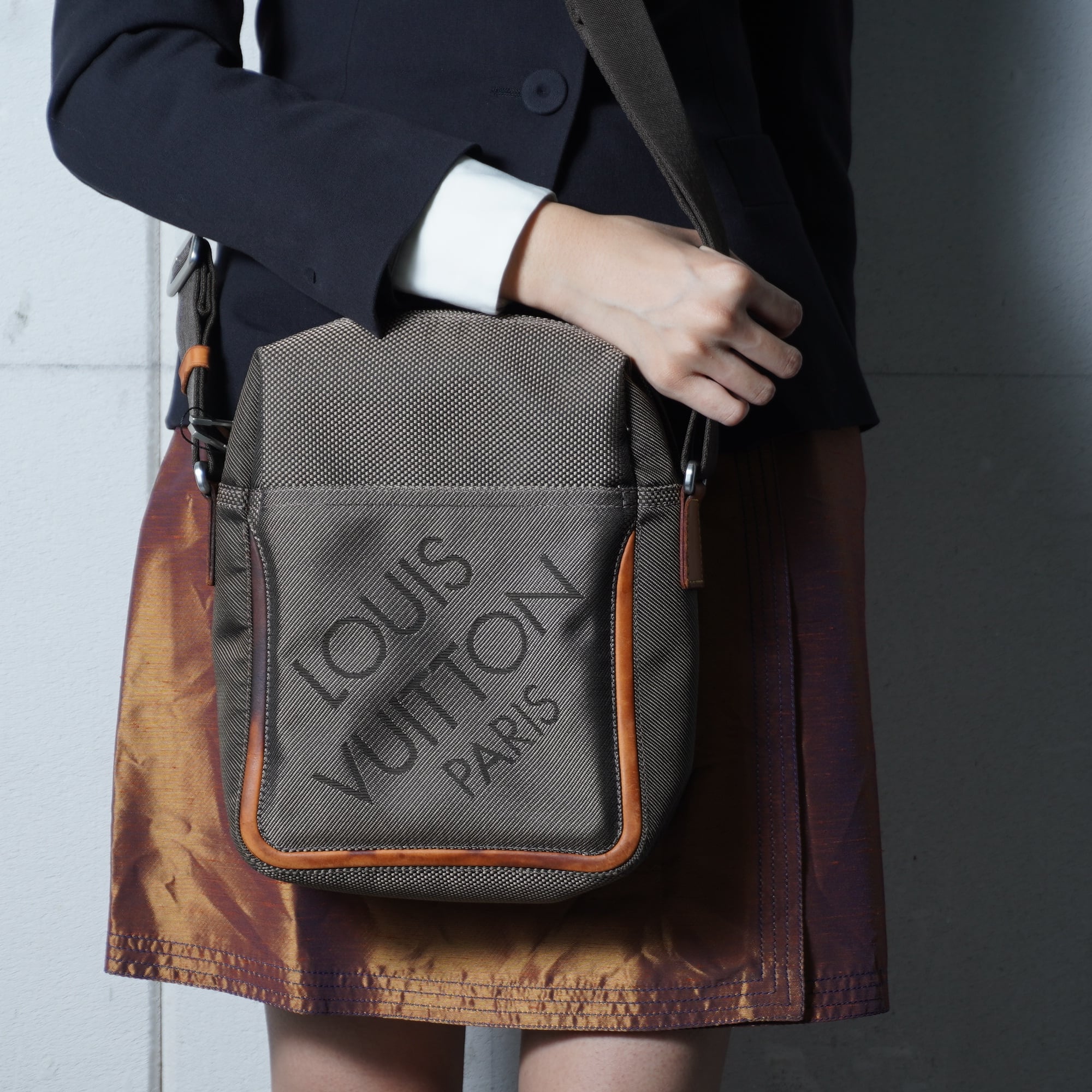 LOUIS VUITTON】ルイヴィトン ロゴ入りキャンバスショルダーバッグ