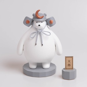 三日月の兜をかぶったシロクマの五月人形（名前札付き）