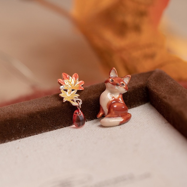 キツネ＆紅葉モチーフアシンメトリーピアス W2024