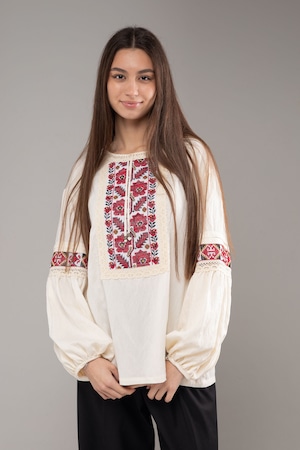 ウクライナ刺繍ヴィシヴァンカ　バルーン袖　手刺繍　麻　レディース・フリーサイズ