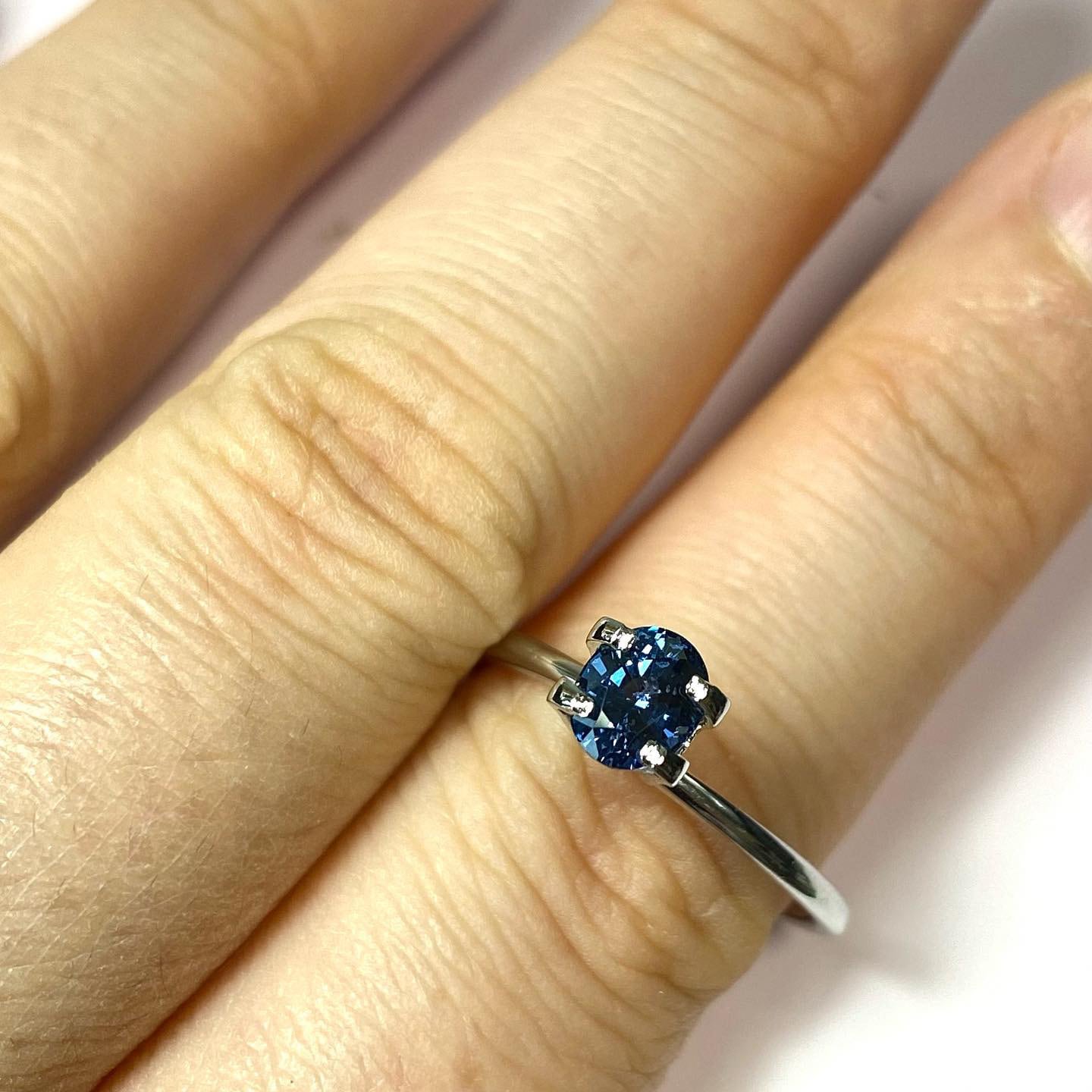 矢車草のような鮮やかなブルースピネル