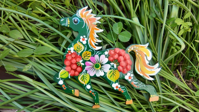 ウクライナ伝統絵画 ペトリキウカ塗り 木製ブローチ（ホメンコ作）