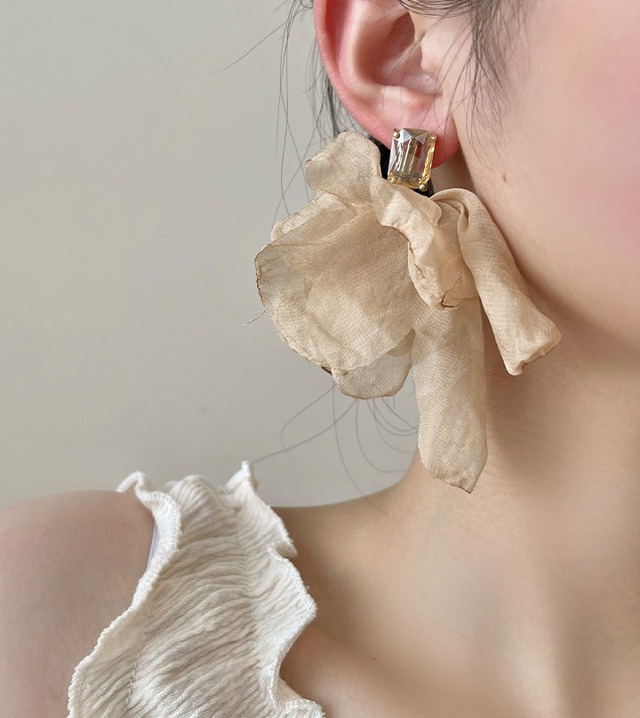 ピーチカラーシルクサテンフラワーイヤリング