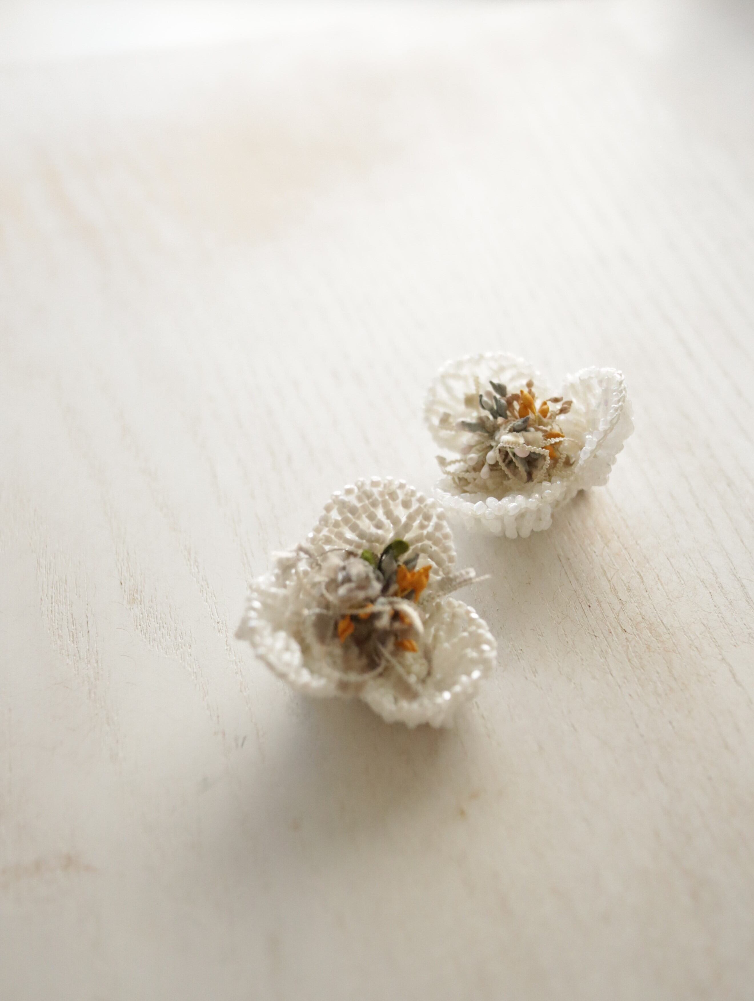 ビオラのブローチ（白系） | Bijoux de Chiko