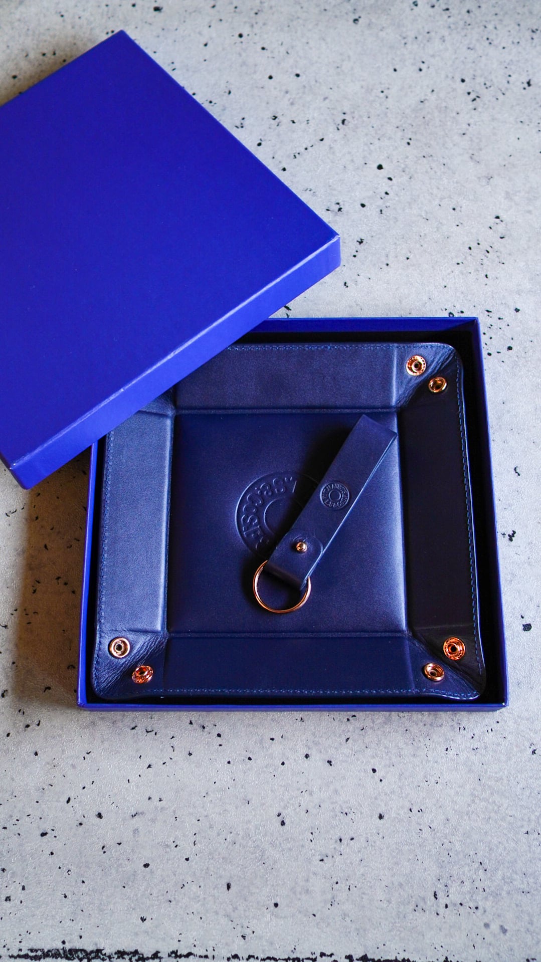 NEW / 2023】LEVI'S リーバイス レザー トレイ & キーフォブ《新品 未