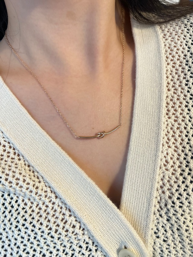 Knot line necklace