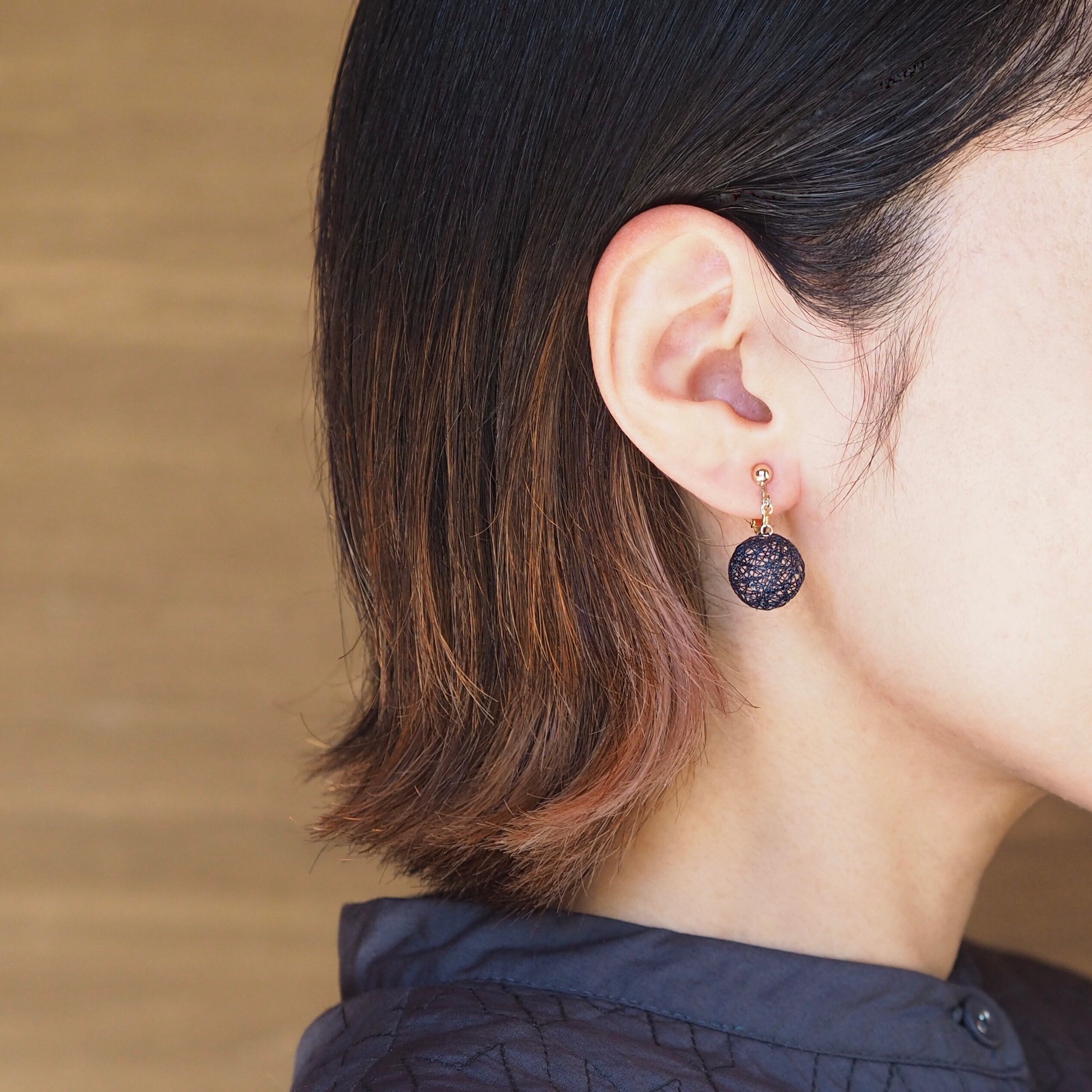 ネイビーの1粒ピアス／イヤリング | ひらり the airy jewelry