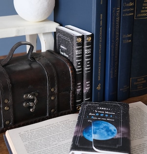 月の事柄が描かれた本のような手帳型スマホケース "RIDE THE MOON" ショルダーストラップ付き 三つ折り手帳型スマホケース