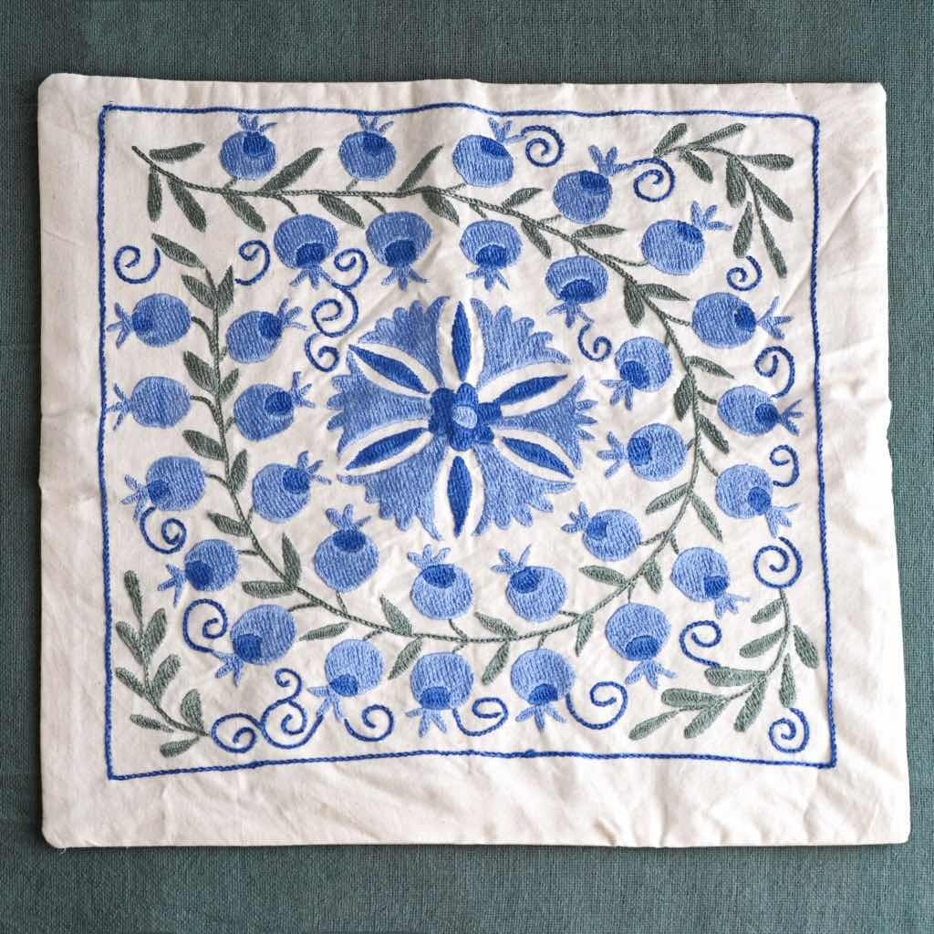 ウズベキスタンからの贈り物 ］スザニ刺繍クッションカバー ブルー