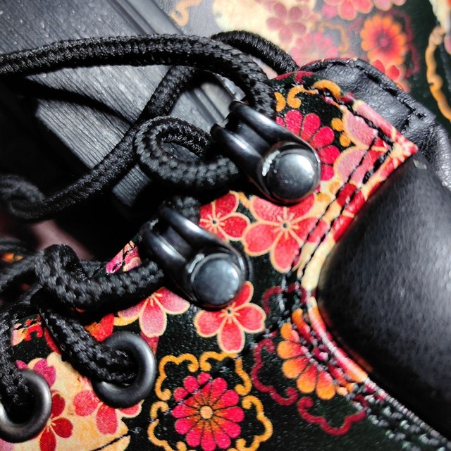 和牡丹紋様装飾　黒紅　和柄ユニセックスヴィーガンレザーブーツ