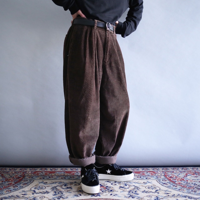 2-tuck tapered silhouette dark brown wide corduroy pants