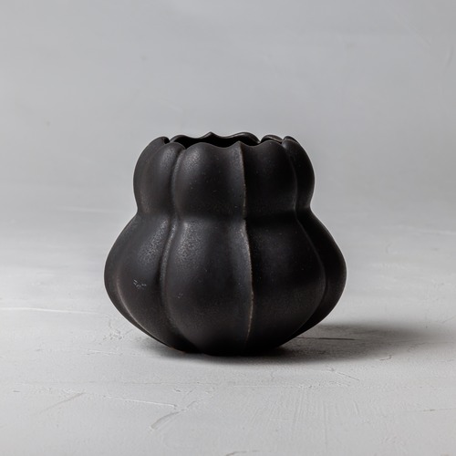 A-12［東 一仁］黒稜花ミニ花器