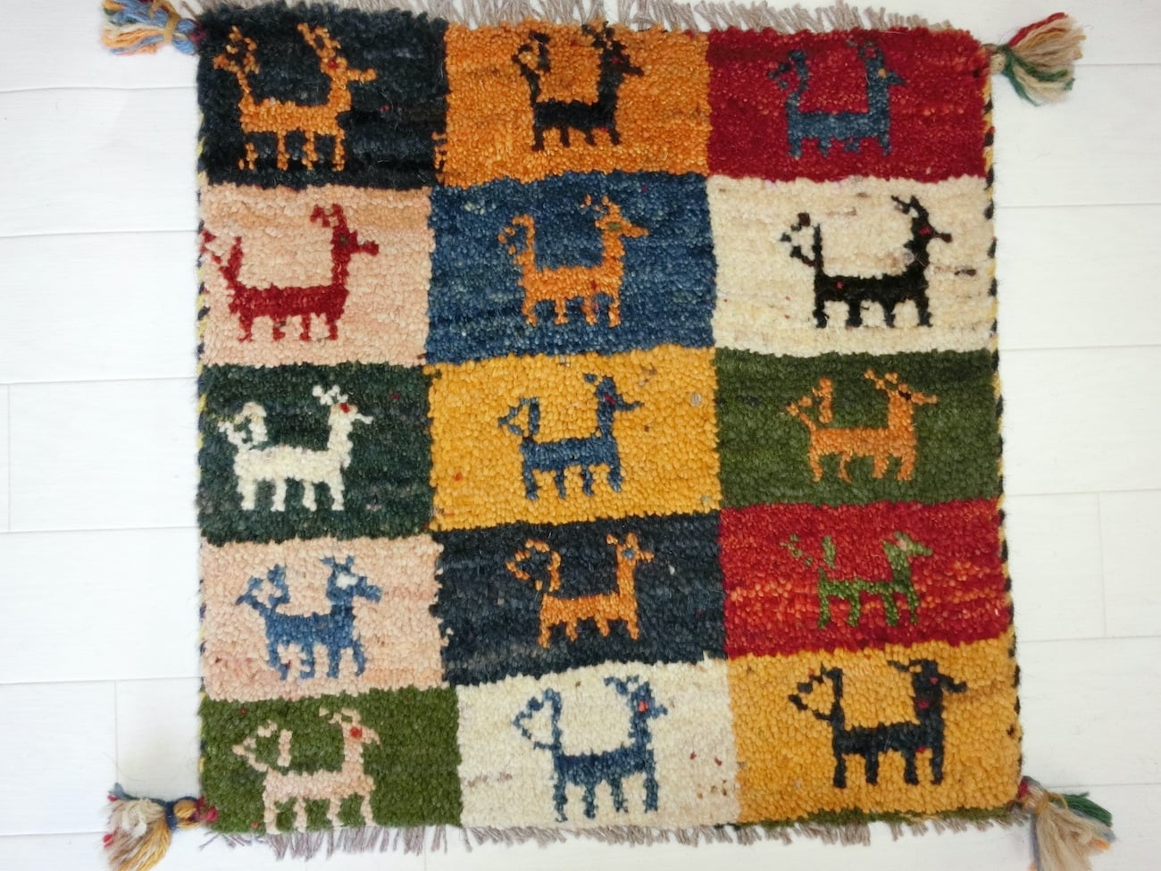 ペルシャ カーペット 43x38cm ギャッべ 座布団 手織り ペルシャ産 手織りギャッベ【座布団サイズ】S38 | Heris Carpet ヘリス