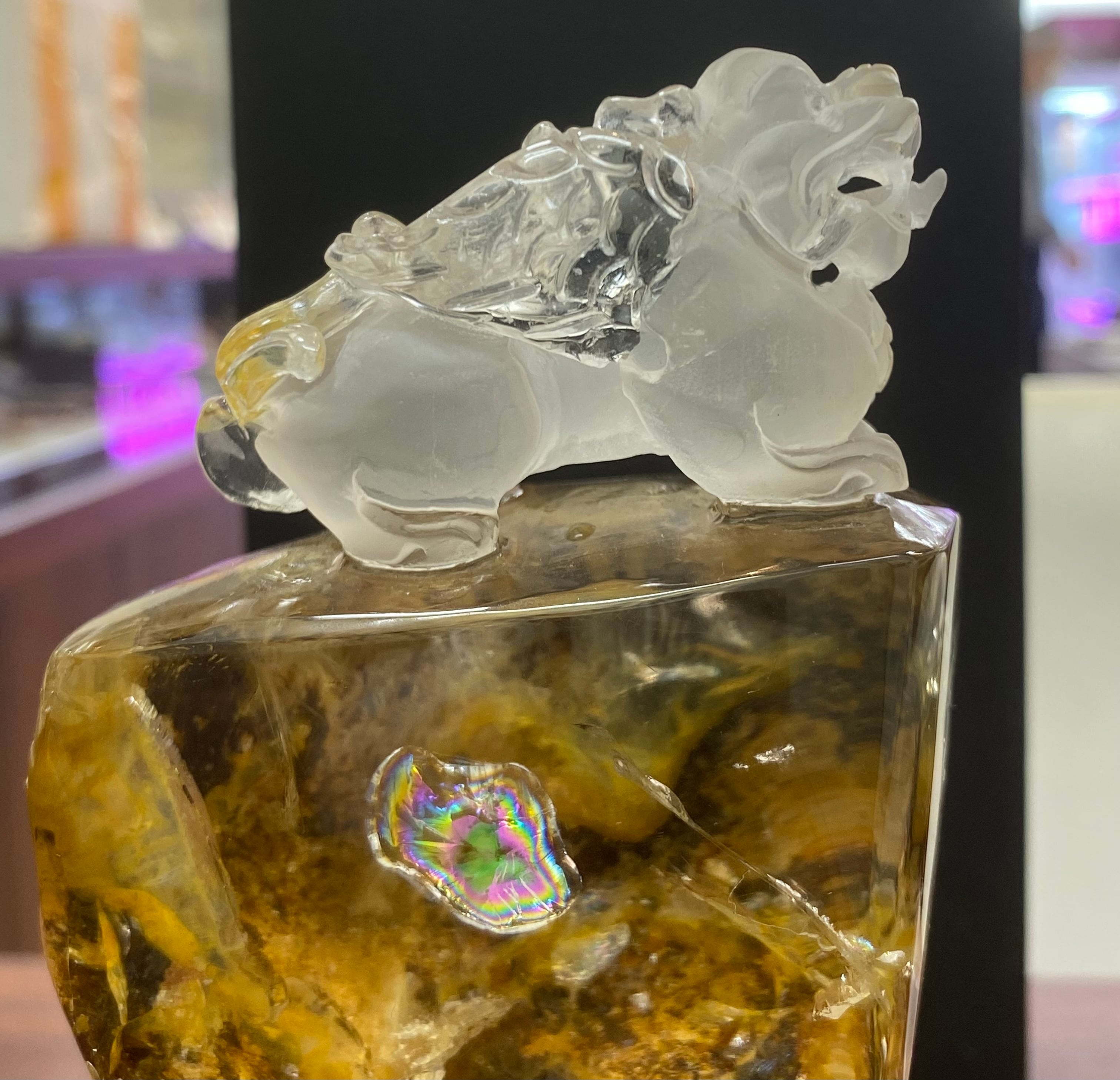 虹入り♪天然石　貔貅/ひきゅう　水晶　カービング/彫物　専用台座セット 厳選 水晶ヒキュウ 透かし彫り水晶貔貅 虹入り！ライモナイト入り水晶