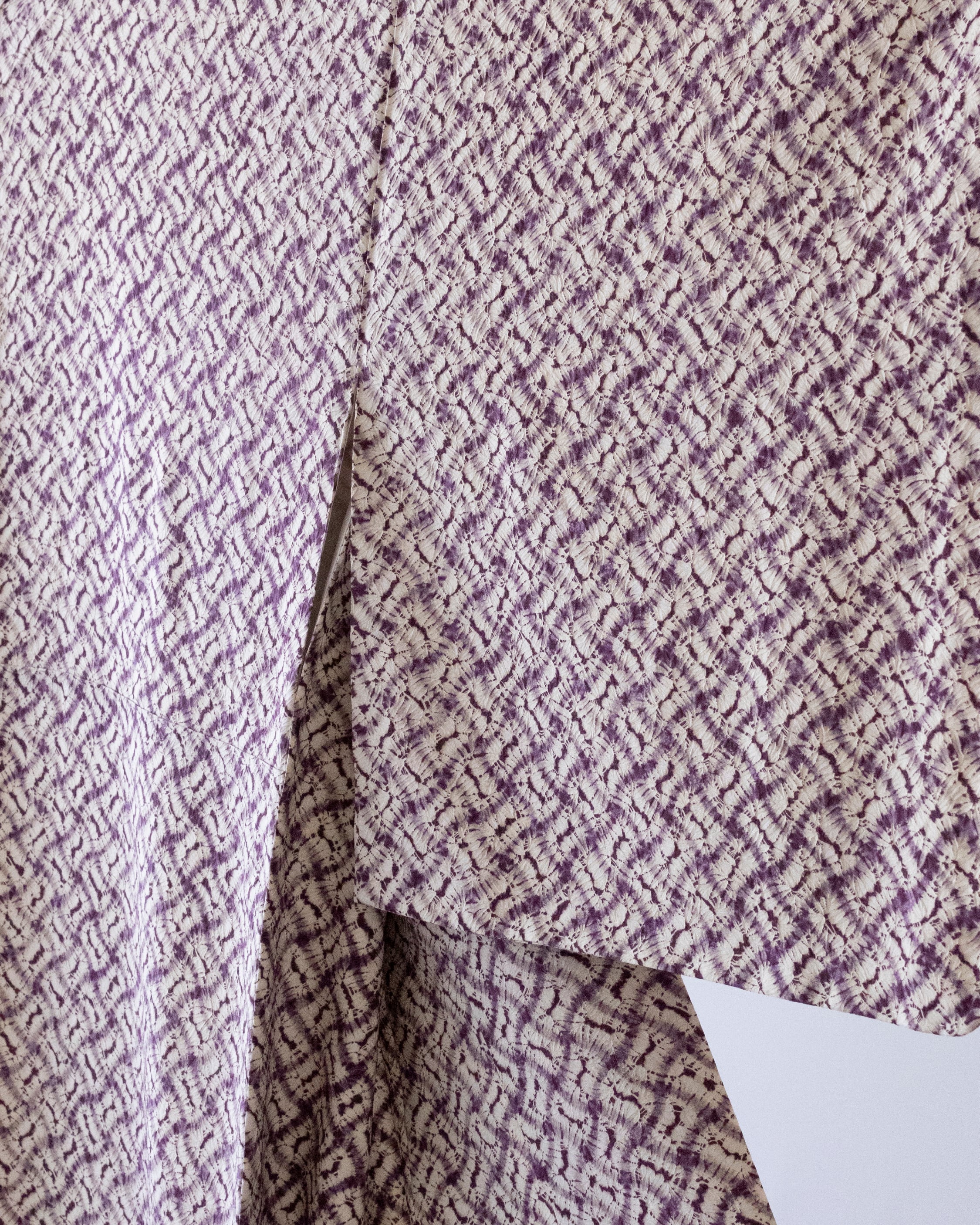 南部紫根染 分胴繋ぎの模様 紬地 絞り染め 袷着物 【未使用品