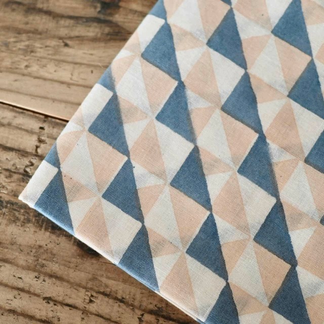 【 完売 】ブロックプリントのハンカチ パネル・トライアングル ブルーピンク｜Horn Please Style 総柄 レトロ 雑貨店